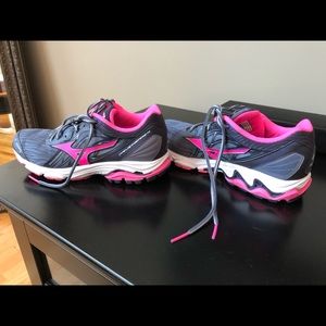 Women’s Mizuno Wave Inspire 14, size 9.5.